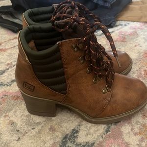 Dirty Laundry chunky heel brown and green boot sz 9